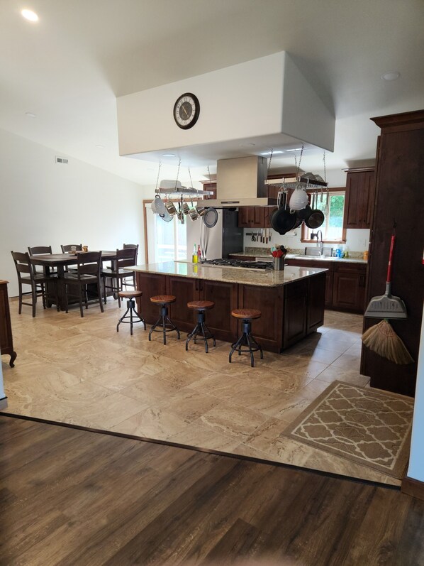 Fridge, microwave, oven, stovetop - Beautiful family home, spacious living and only minutes from the beach. (Coos Bay)