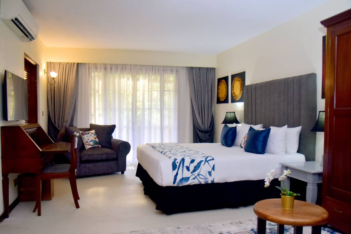 In-room safe, desk, iron/ironing board (on request), WiFi (free)