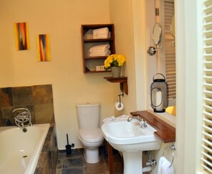 Deluxe Single Room | Bathroom | Separate tub and shower, rainfall showerhead, hair dryer, bathrobes - Emin Pasha Hotel (Kampala)