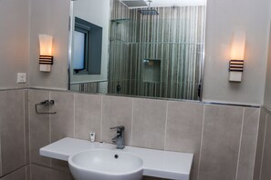 Deluxe Plus | Bathroom | Combined shower/tub, deep soaking tub, rainfall showerhead - Angle Villa (Lekki)