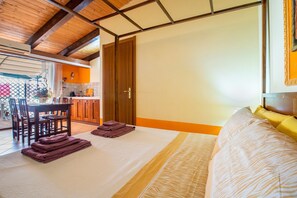 1 bedroom, free WiFi, bed sheets - Studio 'Lo Scrigno' with Private Garden, Wi-Fi and Air Conditioning (porto torres)