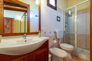 Shower, hair dryer, towels - Studio 'Lo Scrigno' with Private Garden, Wi-Fi and Air Conditioning (porto torres)