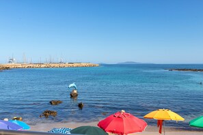 On the beach - Studio 'Lo Scrigno' with Private Garden, Wi-Fi and Air Conditioning (porto torres)