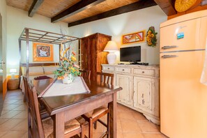 Dining - Studio 'Lo Scrigno' with Private Garden, Wi-Fi and Air Conditioning (porto torres)