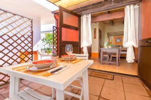 Dining - Studio 'Lo Scrigno' with Private Garden, Wi-Fi and Air Conditioning (porto torres)