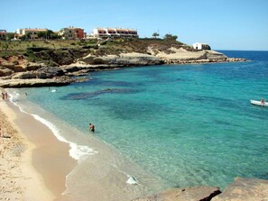 On the beach - Studio 'Lo Scrigno' with Private Garden, Wi-Fi and Air Conditioning (porto torres)