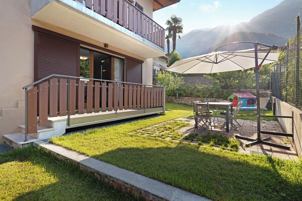 Outdoor dining - Villa 'Katzemburg 5+' with Lake View, Private Garden and Wi-Fi (Arco)