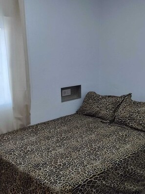 2 makuuhuonetta, silitysrauta/-lauta, ilmainen Wi-Fi, vuodevaatteet