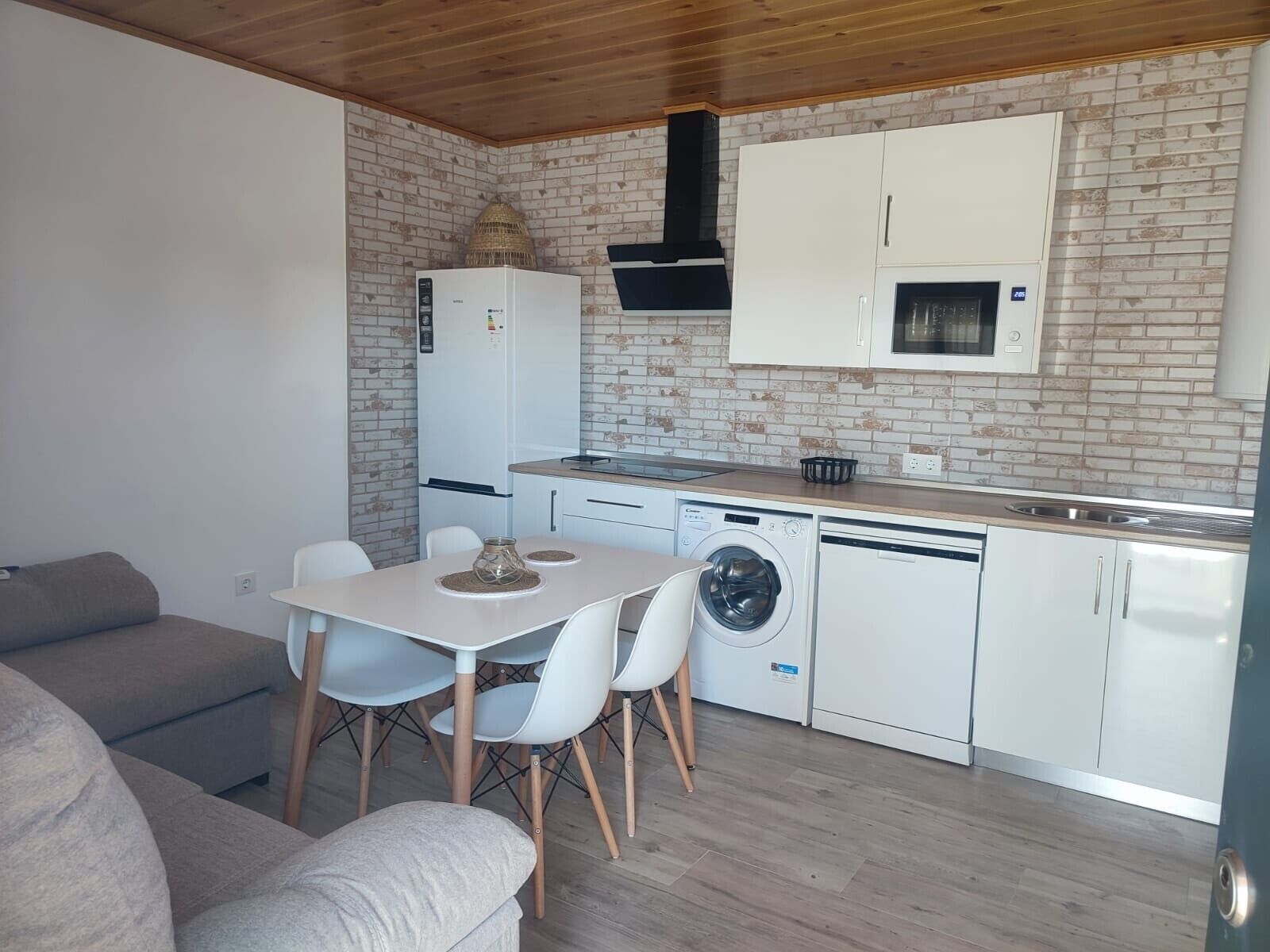 Køleskab, mikrobølgeovn, kogeplade, opvaskemaskine