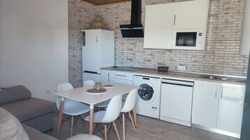 Køleskab, mikrobølgeovn, kogeplade, opvaskemaskine