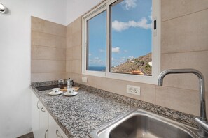 Fridge, microwave, oven, stovetop - Holiday Home 'VV La Era II' with Sea View, Wi-Fi and Air Conditioning (Vallehermoso)