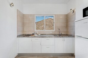 Fridge, microwave, oven, stovetop - Holiday Home 'VV La Era II' with Sea View, Wi-Fi and Air Conditioning (Vallehermoso)