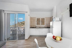 Fridge, microwave, oven, stovetop - Holiday Home 'VV La Era II' with Sea View, Wi-Fi and Air Conditioning (Vallehermoso)