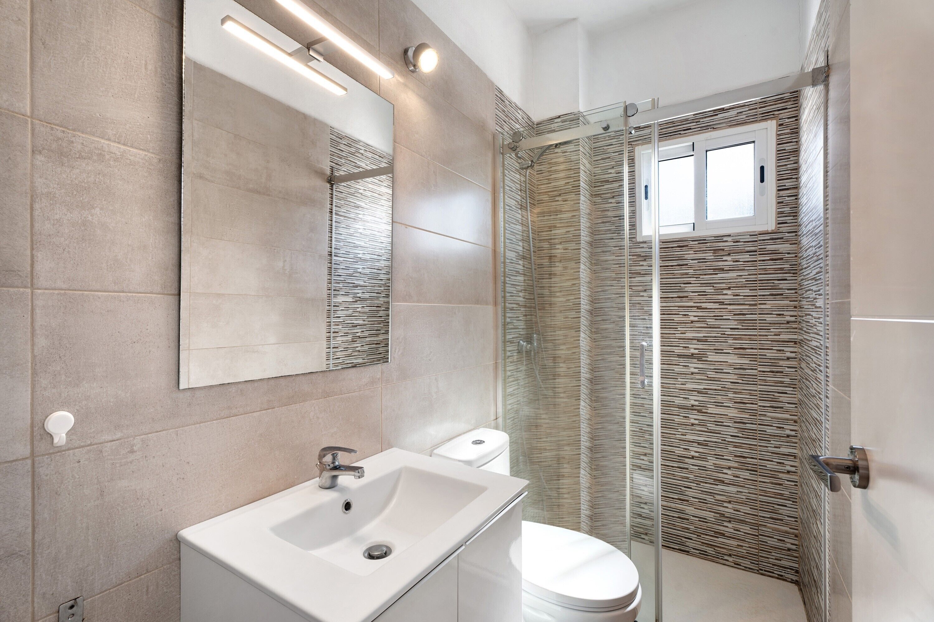 Shower, hair dryer, towels
