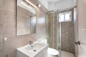 Ducha, secador de pelo, toallas