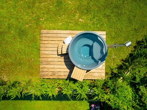 Outdoor spa tub - Villa 'La  Del Lago' with Wi-Fi and Air Conditioning (Colico Piano)