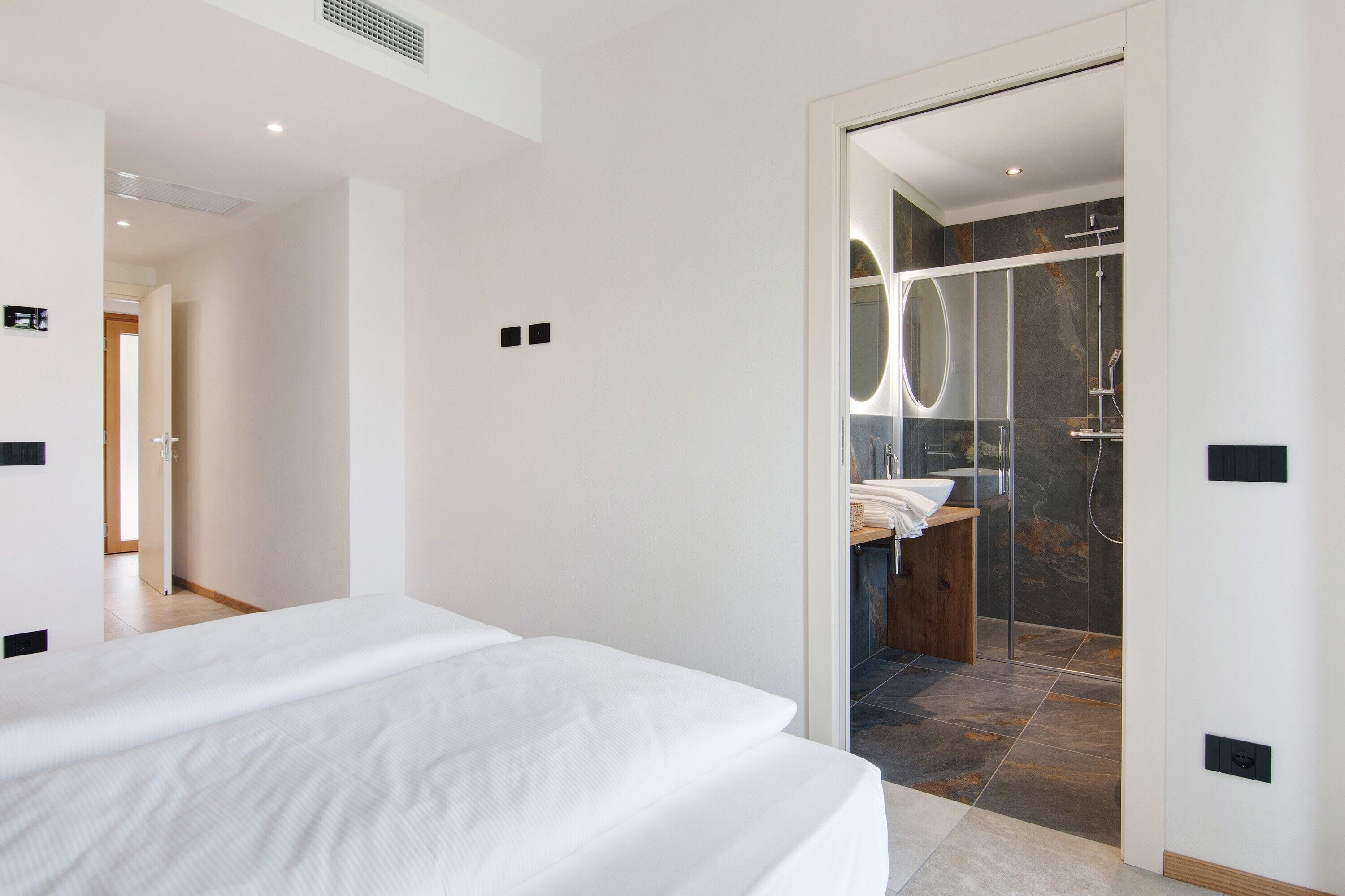 5 bedrooms, iron/ironing board, free WiFi, bed sheets