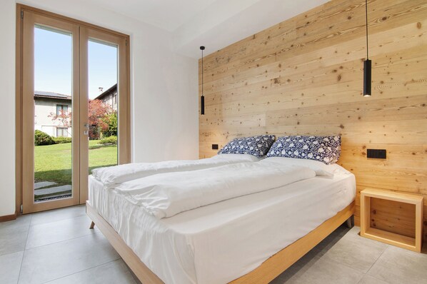 5 bedrooms, iron/ironing board, free WiFi, bed sheets - Villa 'La  Del Lago' with Wi-Fi and Air Conditioning (Colico Piano)