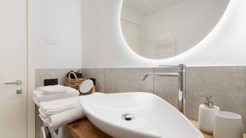 Ducha, secador de pelo, toallas