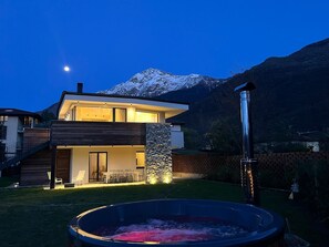 Outdoor spa tub - Apartment 'La Villa del Lago in Terrazzo' with Sea View, Wi-Fi and Air Conditioning (Colico Piano)