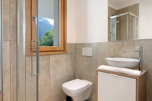 Shower, hair dryer, towels - Apartment 'La Villa del Lago in Terrazzo' with Sea View, Wi-Fi and Air Conditioning (Colico Piano)
