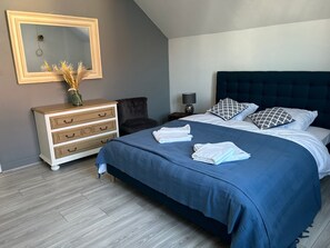 3 bedrooms, free WiFi, bed sheets - Holiday Home 'Chez Brigitte' with Private Terrace, Wi-Fi and Air Conditioning (Chatillon sur marne)