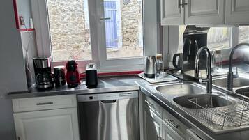 Kylskåp, mikrovågsugn, ugn och spishäll