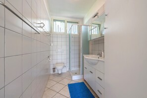 Shower, hair dryer, towels - Holiday Apartment 'Lago Blu' with Lake View, Terrace & Shared Garden (manerba del Garda)