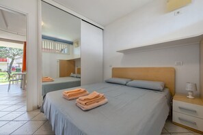 1 bedroom, free WiFi, bed sheets - Holiday Apartment 'Lago Blu' with Lake View, Terrace & Shared Garden (manerba del Garda)