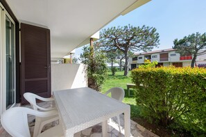 Outdoor dining - Holiday Apartment 'Lago Blu' with Lake View, Terrace & Shared Garden (manerba del Garda)