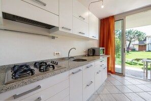 Refrigerador, microondas, placa de cocina, lavavajillas