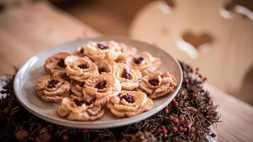 Un plato de galletas sobre una mesa en un ambiente rústico.