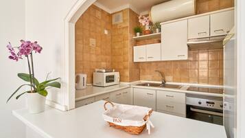 Een koelkast, een magnetron, een oven, een kookplaat