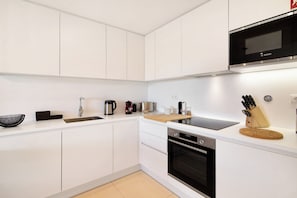 Geladeira, micro-ondas, fogão, cooktop