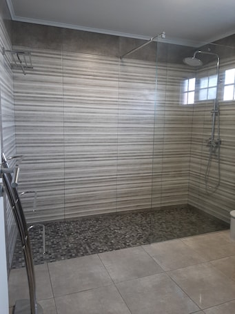 Shower, towels. Casa Vicente Apartment with Sea View and Private Garden