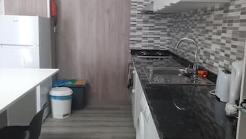 雪櫃、微波爐、焗爐、爐具