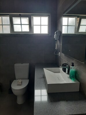 Een douche, handdoeken