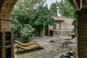 Outdoor dining - Castle 'Castell De Palau Sator' with Mountain View, Wi-Fi and Air Conditioning (Palau-sator)