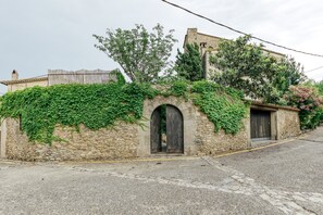 Exterior - Castle 'Castell De Palau Sator' with Mountain View, Wi-Fi and Air Conditioning (Palau-sator)