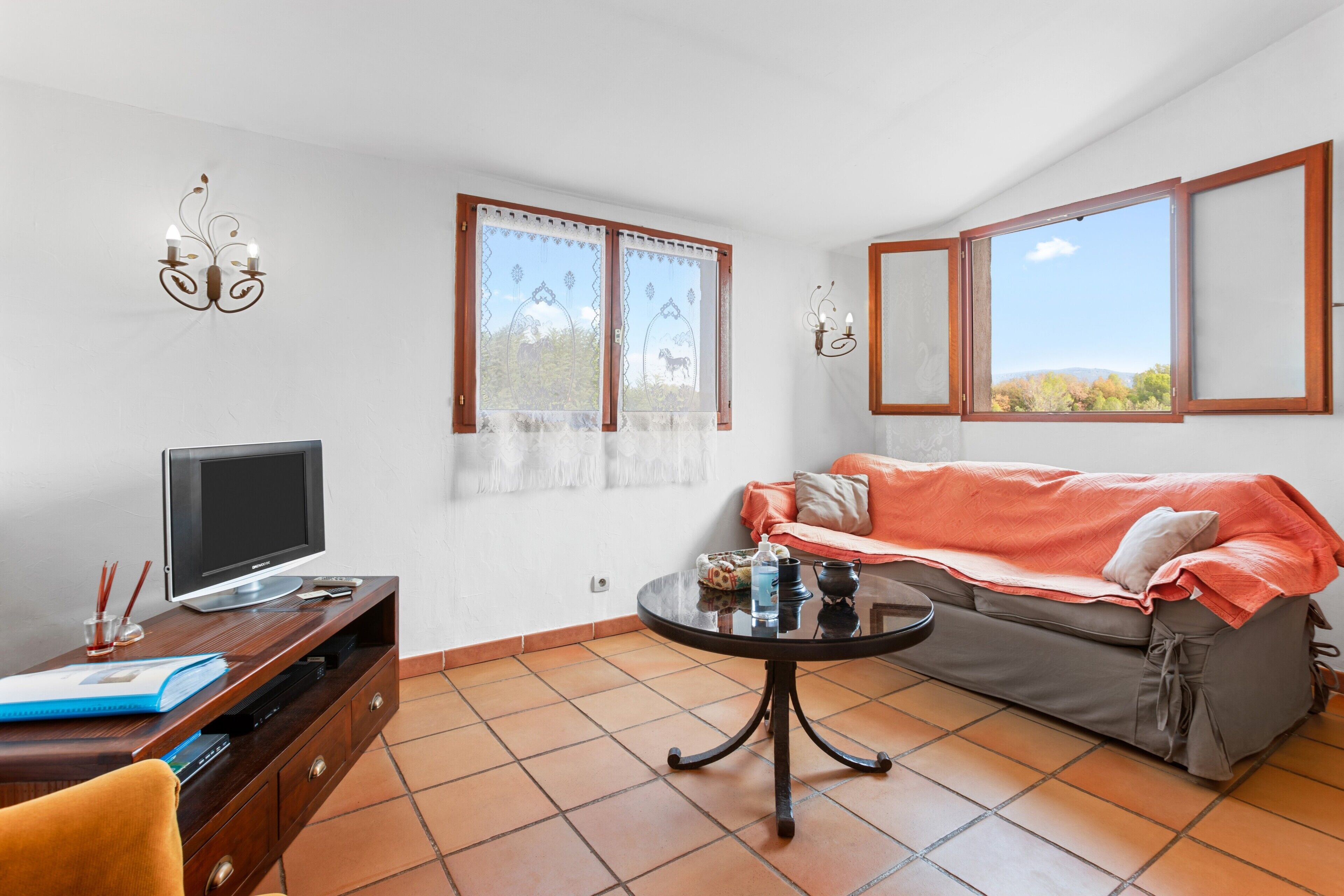 Een televisie en een dvd-speler