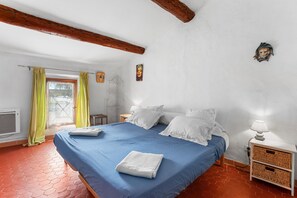 2 bedrooms, iron/ironing board, free WiFi, bed sheets