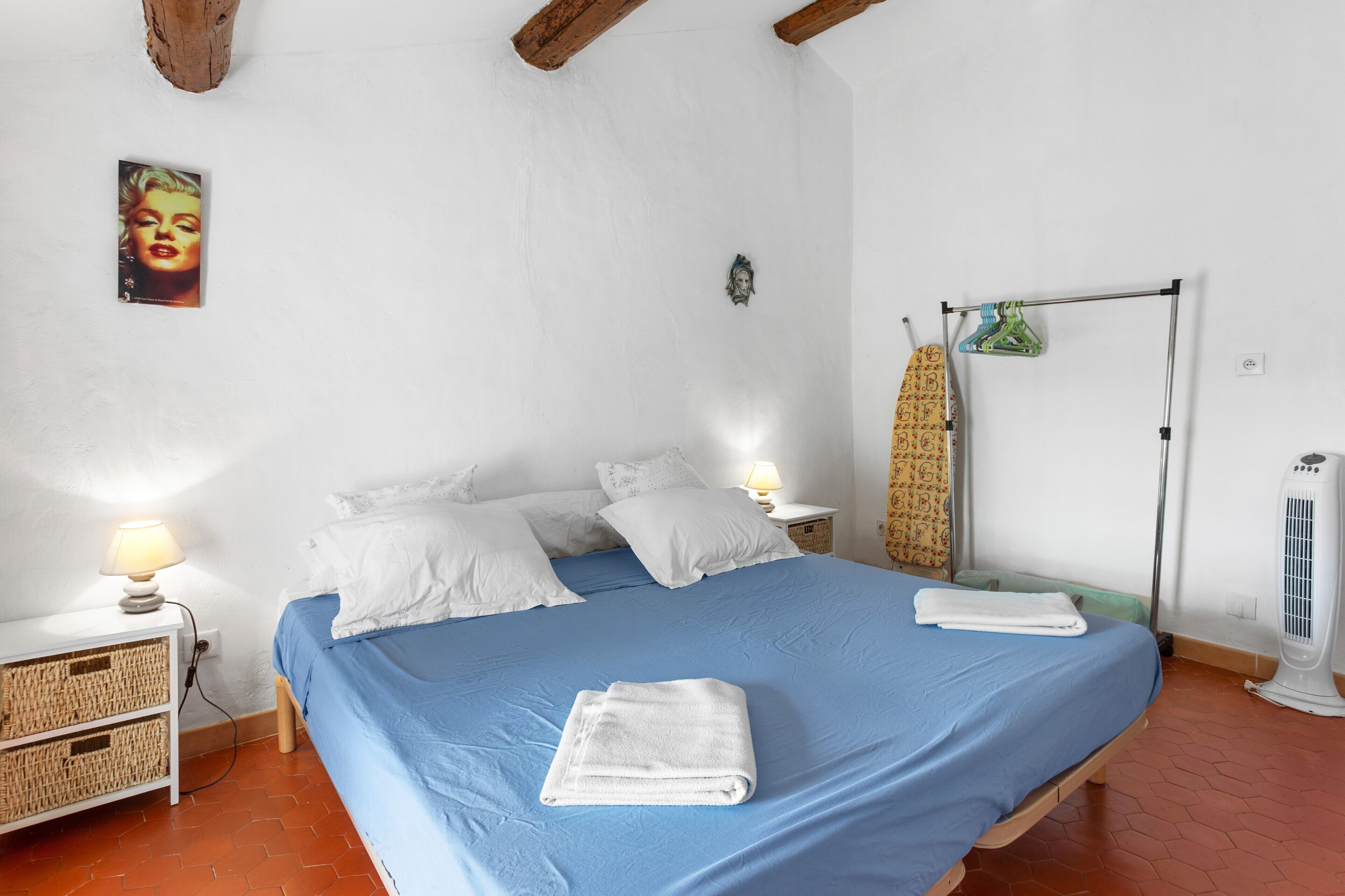 2 makuuhuonetta, silitysrauta/-lauta, ilmainen Wi-Fi, vuodevaatteet