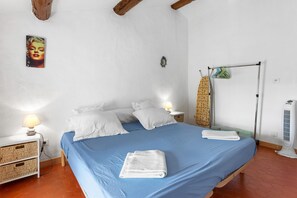 2 bedrooms, iron/ironing board, free WiFi, bed sheets