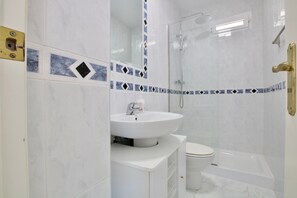 Badekar, hårføner og håndklær