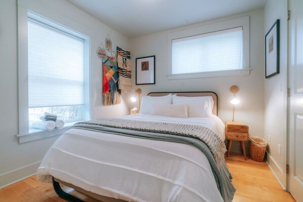 5 bedrooms, desk, iron/ironing board, travel crib