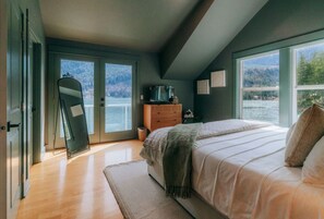 5 bedrooms, desk, iron/ironing board, travel cot