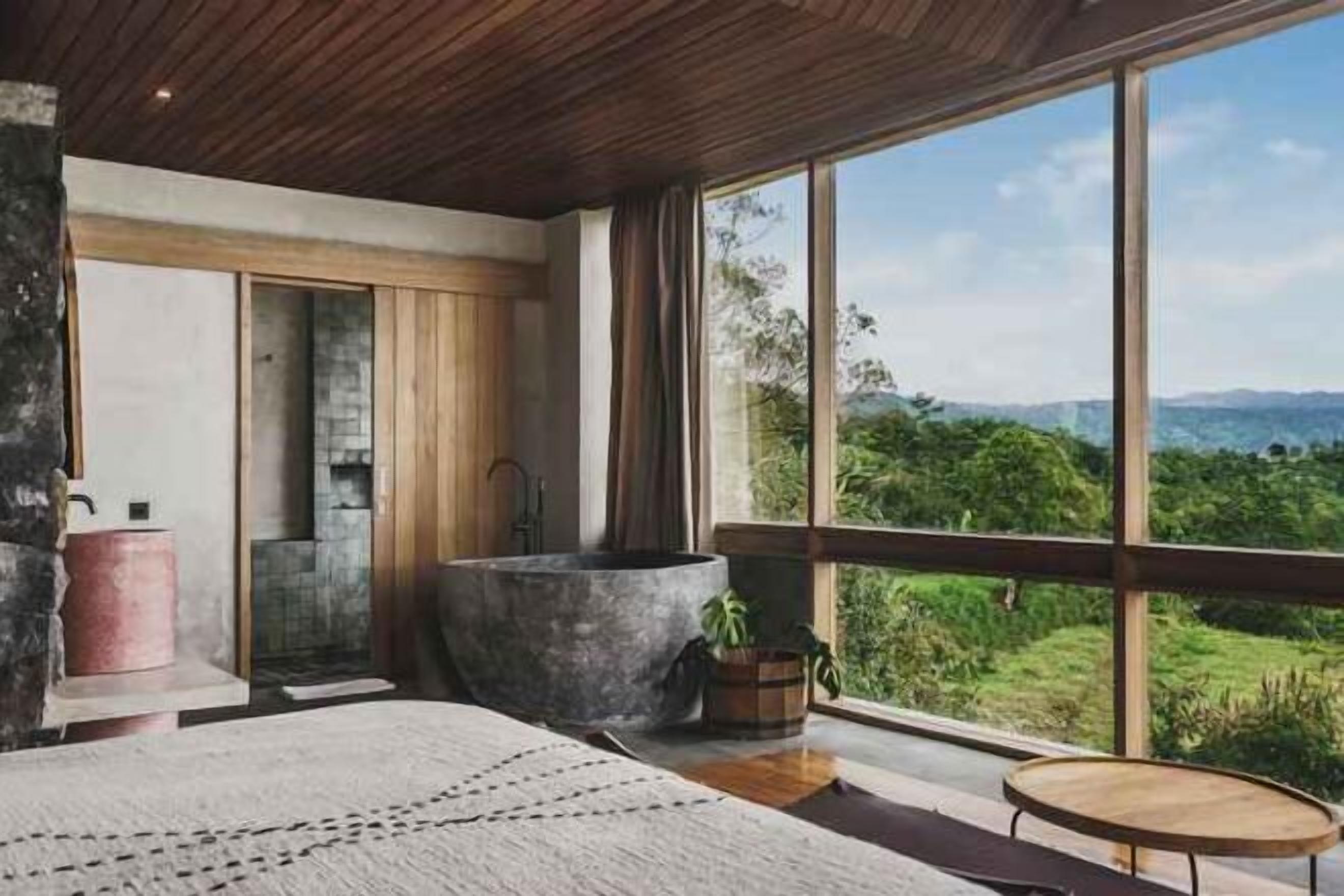 Caixa forta a l'habitació i escriptori 