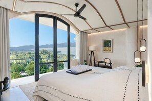 Brankas, meja kerja, ruang kerja ramah laptop, dan tirai kedap cahaya