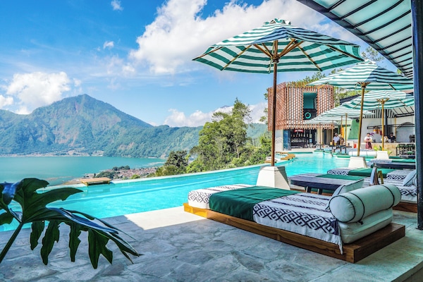 2 utendørsbassenger, bassengparasoller og solsenger