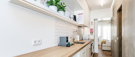 Kühlschrank, Mikrowelle, Ofen, Geschirrspüler